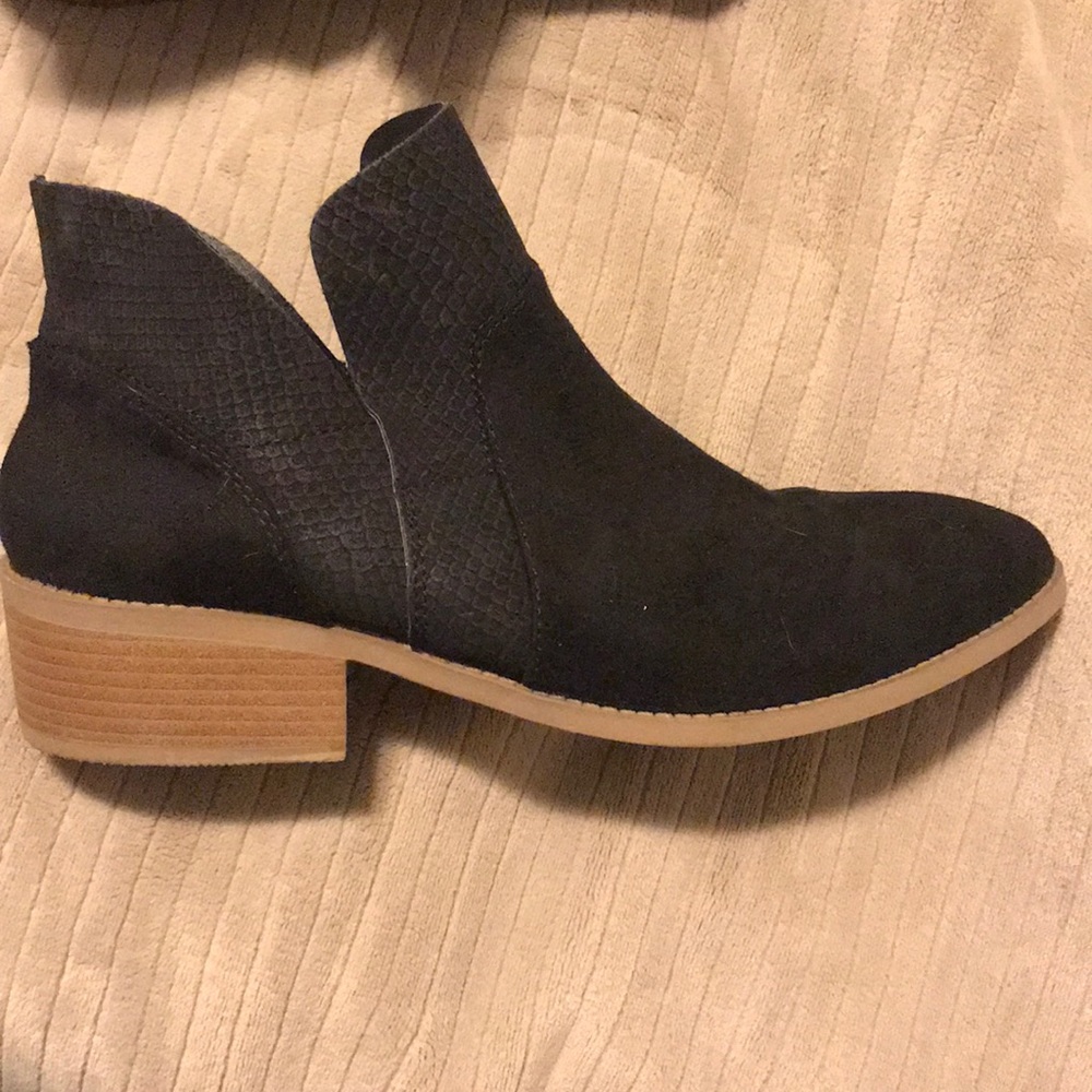 Lightly worn American Eagle booties sz11